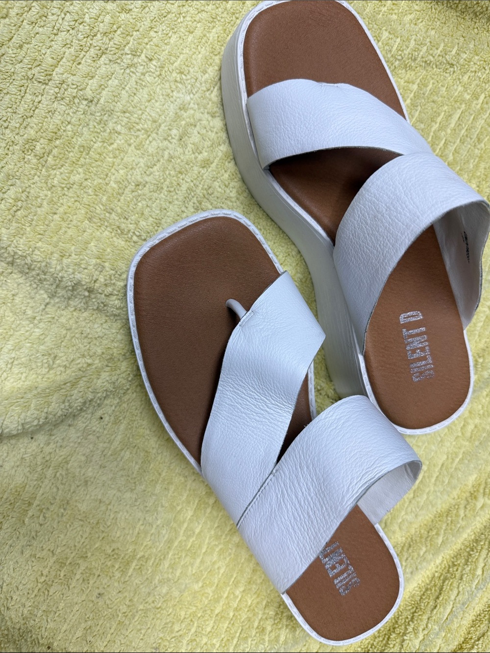 Silent D sandal